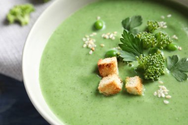 Brokoli ve yeşil bezelye tabak, closeup croutons taze sebze detoks çorbası yapılır
