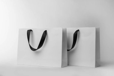 Kağıt Poşetler beyaz arka plan üzerinde şerit kulplu. Mockup tasarım için
