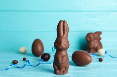 Çikolata Paskalya yumurtaları ve bunny tablo üzerinde kompozisyonu