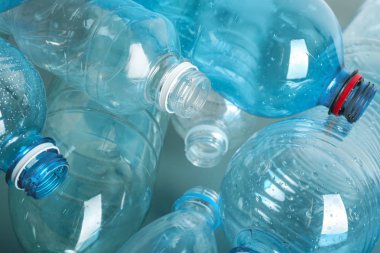 Arka plan, closeup olarak birçok plastik şişeler. Geri dönüşüm kavramı