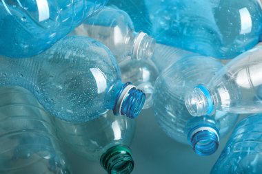Arka plan, closeup olarak birçok plastik şişeler. Geri dönüşüm kavramı