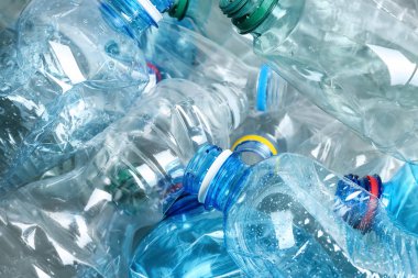 Arka plan, closeup olarak birçok plastik şişeler. Geri dönüşüm kavramı