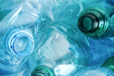 Arka plan, closeup olarak birçok plastik şişeler. Geri dönüşüm kavramı