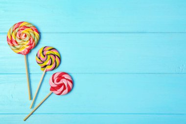 Lezzetli şeker ve renk ahşap arka plan, üstten görünüm üzerinde metin için yer