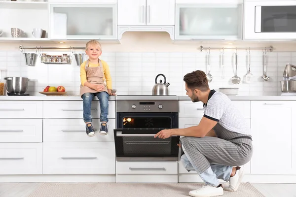 Giovane Uomo Suo Figlio Cuocere Qualcosa Forno Casa — Foto Stock