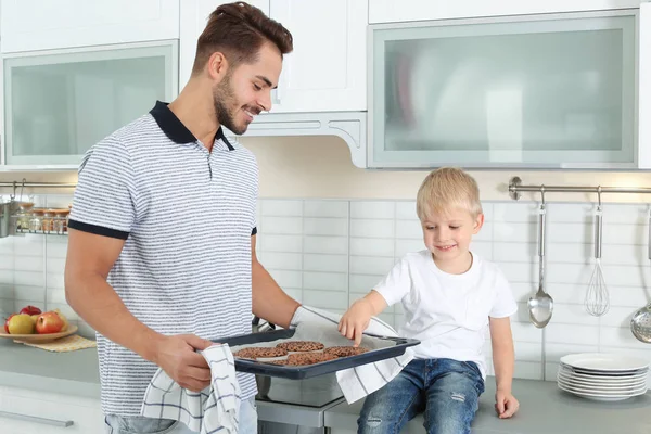 Genç Adam Oğlunu Yapımı Fırın Ile Tedavi Mutfakta Kurabiyeleri — Stok fotoğraf