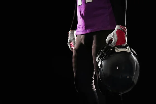 American Football Spieler Mit Helm Uniform Auf Dunklem Hintergrund Nahaufnahme — Stockfoto