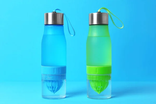 Αθλητικά Μπουκάλια Νερό Στο Χρώμα Φόντου — Φωτογραφία Αρχείου