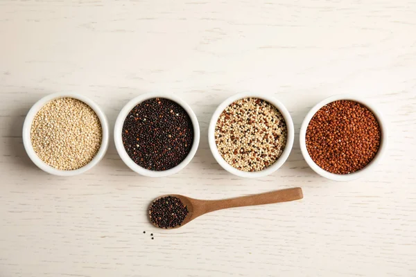 Επίπεδη Lay Σύνθεση Διαφορετικούς Τύπους Quinoa Άσπρο Φόντο Ξύλινη — Φωτογραφία Αρχείου