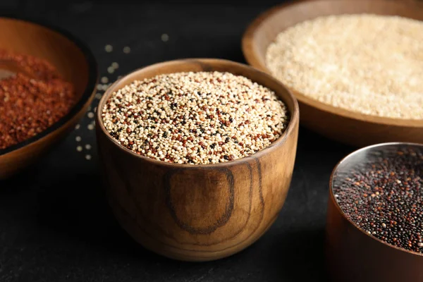 Quinoa siyah tablo farklı tipleri ile kase