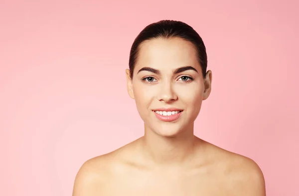 Potret Wanita Muda Cantik Dengan Latar Belakang Warna Lips Contouring — Stok Foto
