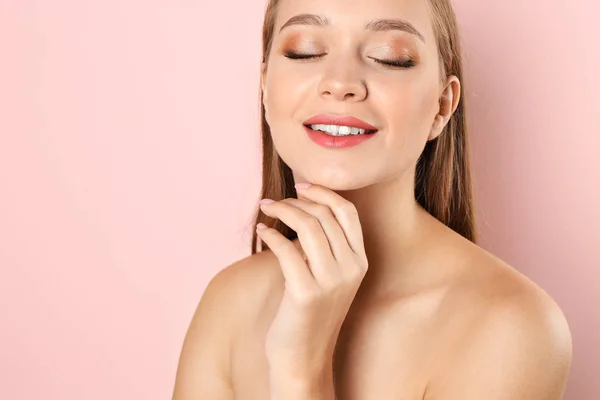 Porträtt Vacker Ung Kvinna Med Naturlig Makeup Färg Bakgrunden — Stockfoto