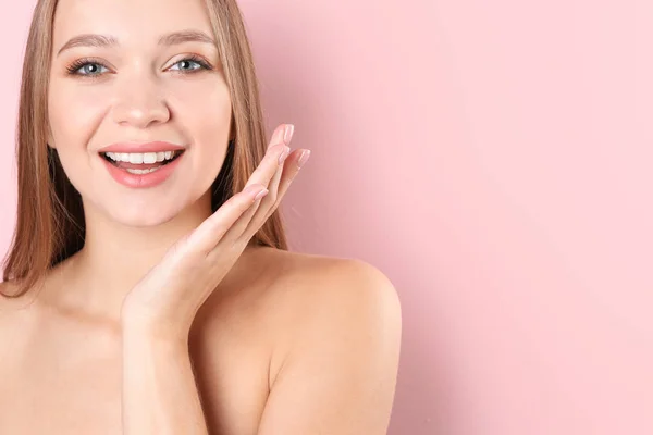 Porträtt Vacker Ung Kvinna Med Naturlig Makeup Färgbakgrund Utrymme För — Stockfoto