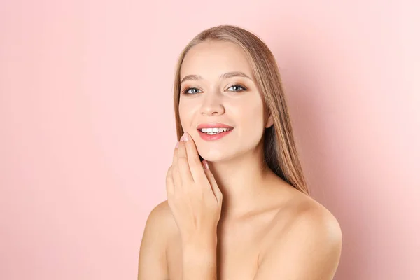 Porträtt Vacker Ung Kvinna Med Naturlig Makeup Färg Bakgrunden — Stockfoto