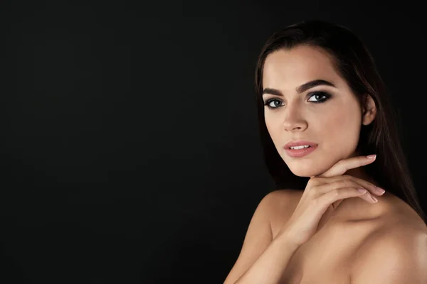 Retrato Mujer Hermosa Con Maquillaje Elegante Sobre Fondo Oscuro Espacio — Foto de Stock