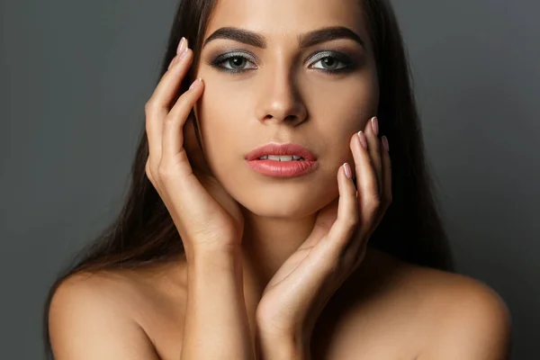 Portrait Belle Femme Avec Maquillage Élégant Sur Fond Gris — Photo