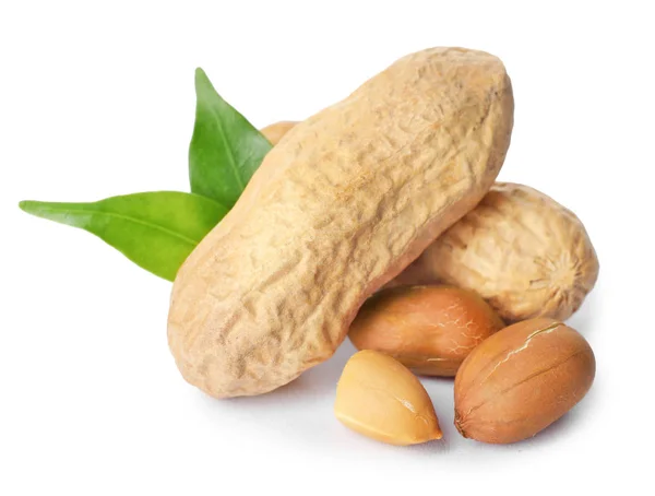 Rohe Erdnüsse Und Blätter Auf Weißem Hintergrund Gesunde Zwischenmahlzeit — Stockfoto