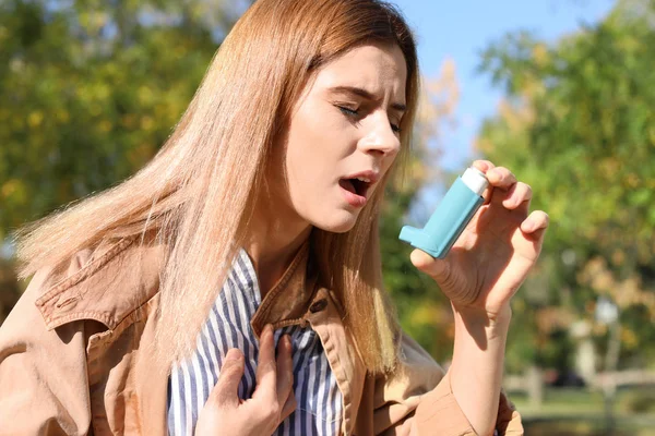 Mujer Que Usa Inhalador Asma Aire Libre Asistencia Sanitaria — Foto de Stock