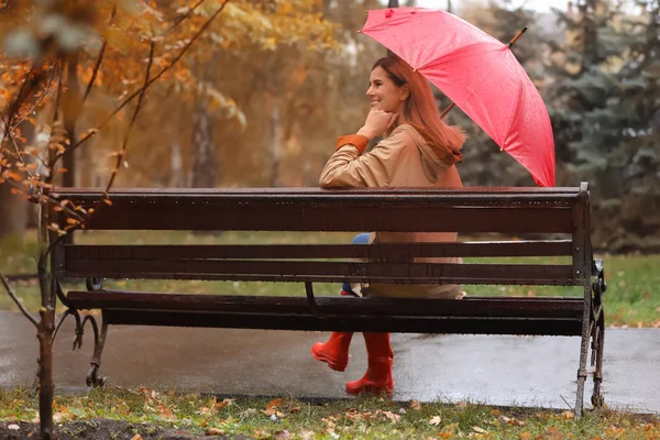 Mulher Com Guarda Chuva Sentado Banco Parque Outono Dia Chuvoso — Fotografia de Stock