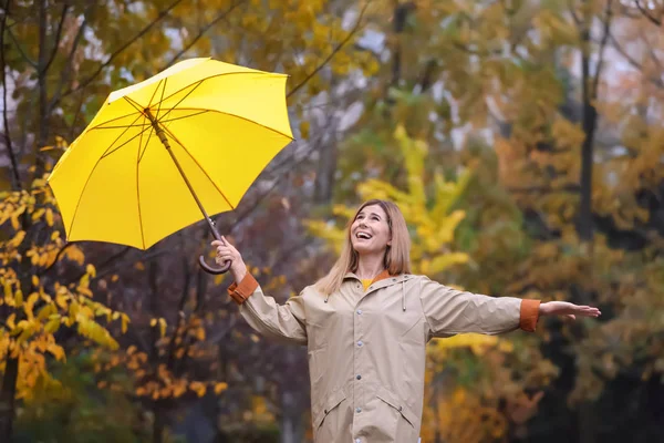 Vrouw Met Paraplu Herfst Park Regenachtige Dag — Stockfoto