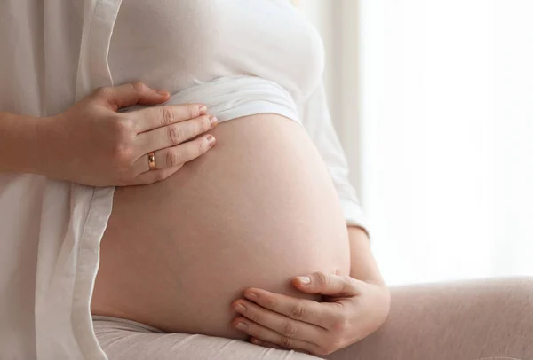 Femme Enceinte Assise Dans Une Pièce Lumineuse Maison Gros Plan — Photo