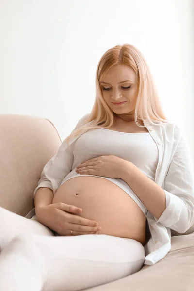 Piękne Kobiety Ciąży Odpoczynku Kanapie Domu — Zdjęcie stockowe