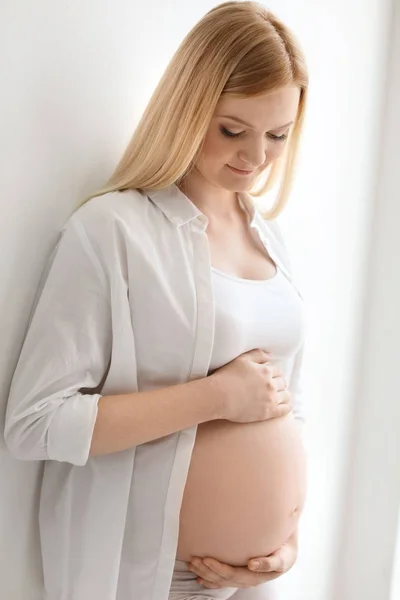 Portret Van Mooie Zwangere Vrouw Buurt Van Lichte Muur — Stockfoto