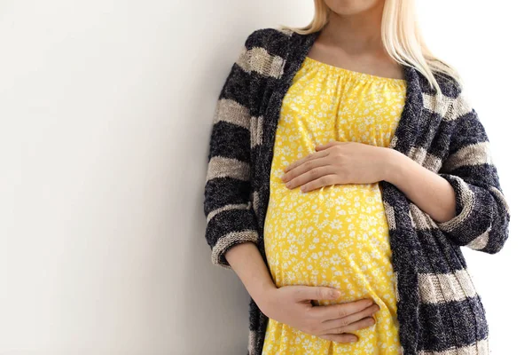 Gravid Kvinna Ljus Bakgrund Närbild Utrymme För Text — Stockfoto