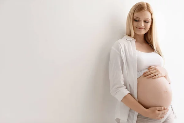 Portret Van Mooie Zwangere Vrouw Een Lichte Achtergrond Ruimte Voor — Stockfoto