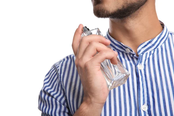 Hombre Joven Aplicando Perfume Sobre Fondo Blanco Primer Plano — Foto de Stock