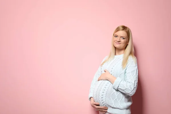 Piękna Kobieta Ciąży Sweter Kolor Tła Miejsca Tekst — Zdjęcie stockowe