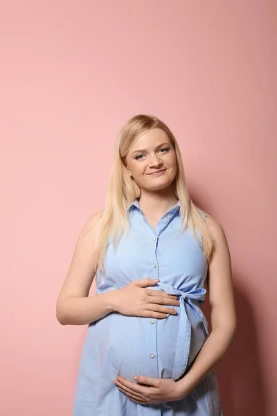 Vacker Gravid Kvinna Klänning Färg Bakgrunden — Stockfoto