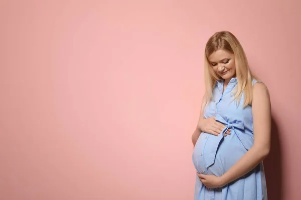 Schöne Schwangere Frau Kleid Auf Farbigem Hintergrund Raum Für Text — Stockfoto