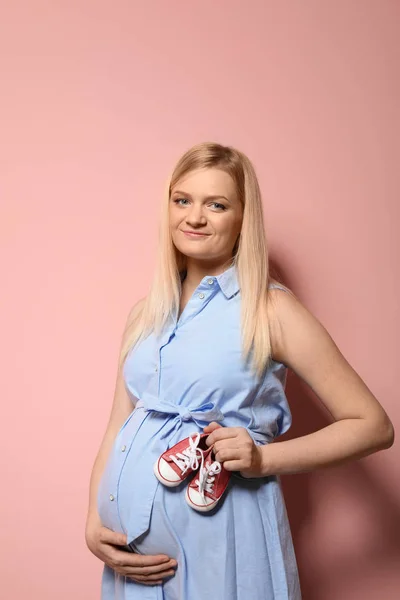 Hermosa Mujer Embarazada Vestido Sosteniendo Botines Bebé Cerca Barriga Fondo —  Fotos de Stock