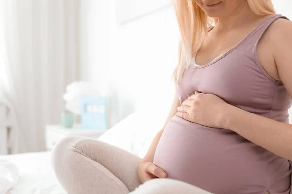 Zwangere Vrouw Zittend Bed Lichte Kamer Ruimte Voor Tekst — Stockfoto