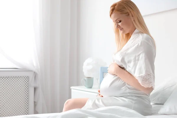 Mooie Zwangere Vrouw Zittend Bed Lichte Kamer Ruimte Voor Tekst — Stockfoto