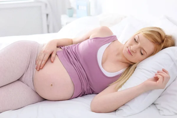 Jonge Zwangere Vrouw Bed Lichte Kamer Slapen — Stockfoto
