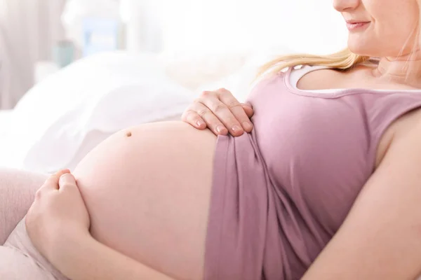 Έγκυος Γυναίκα Ανάπαυση Στο Κρεβάτι Στο Φως Του Δωματίου Κοντινό — Φωτογραφία Αρχείου