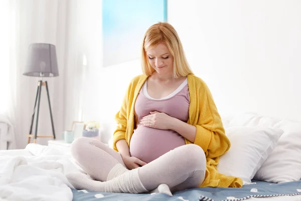 Piękne Kobiety Ciąży Siedząc Łóżku Pokoju Światło — Zdjęcie stockowe
