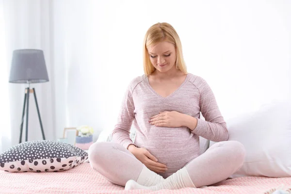 Mooie Zwangere Vrouw Zittend Bed Lichte Kamer — Stockfoto