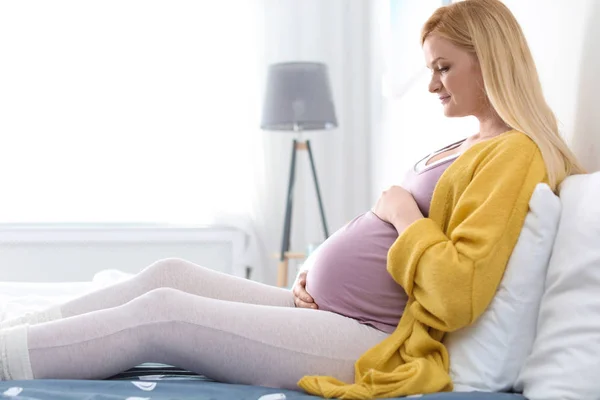 Mooie Zwangere Vrouw Rusten Bed Lichte Kamer Ruimte Voor Tekst — Stockfoto