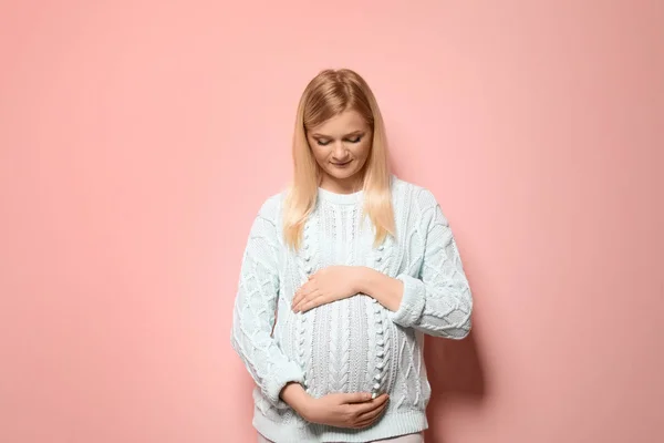 Schöne Schwangere Frau Pullover Auf Farbigem Hintergrund — Stockfoto