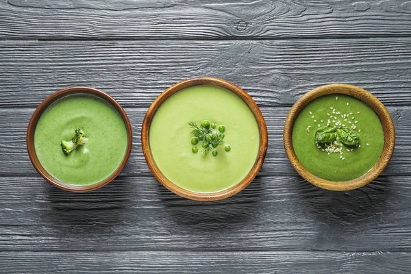Блюда Различными Свежими Овощными Супами Детоксикации Зеленого Гороха Брокколи Шпината — стоковое фото