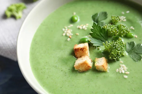 Soupe Désintoxication Légumes Frais Faite Brocoli Pois Verts Avec Croûtons — Photo