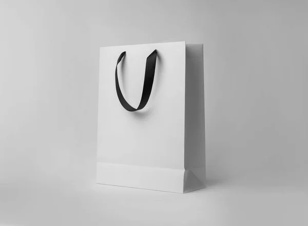Shopping Bag Carta Con Manici Nastro Sfondo Bianco Mockup Design — Foto Stock