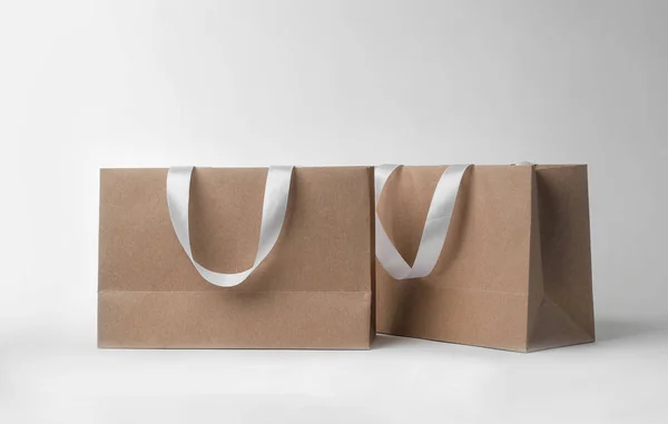 Sacos Compras Papel Com Alças Fita Fundo Branco Mockup Para — Fotografia de Stock