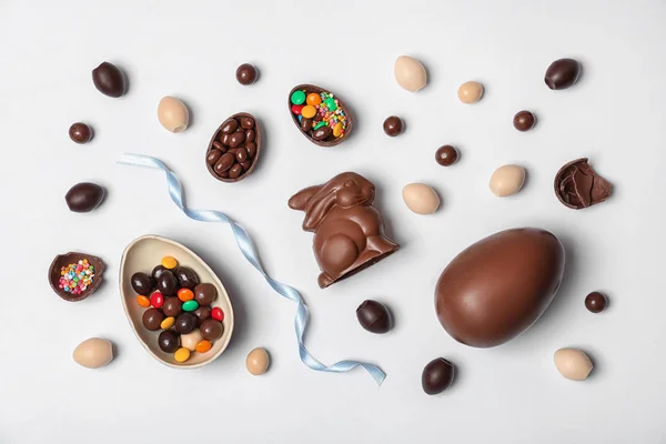 Composição Leigos Plana Com Ovos Páscoa Chocolate Fundo Branco — Fotografia de Stock