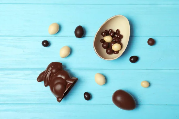 Composição Leigos Plana Com Ovos Páscoa Chocolate Fundo Madeira — Fotografia de Stock