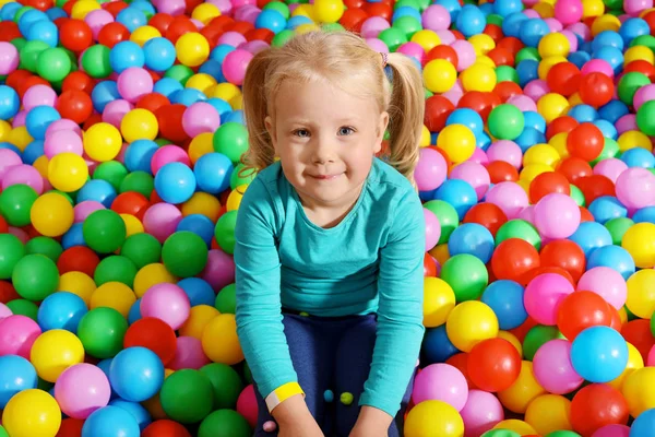 Schattig Kind Spelen Ballenbak Binnenshuis — Stockfoto