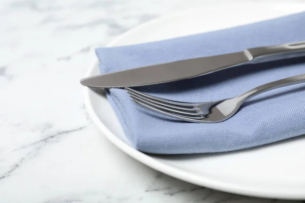 Placa Con Cubiertos Servilleta Sobre Mesa Mármol Primer Plano — Foto de Stock